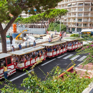 Monaco, 15.09.2015 r. tramwaj z turystami na  ulicy Avenue J.F. Kennedy.