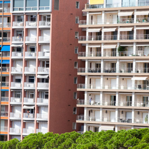 Monaco, 15.09.2015 r. panorama apartamentowce przy Avenue Ostende.