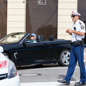 Monaco, 15.09.2015 r. Policjant przy Bulwar du Larvotto.