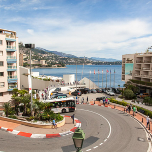 Monaco, 15.09.2015 r. ulica Avenue Princesse Grace na tle Lazurowego Wybrzeza.