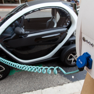 Monaco, 15.09.2015 r. Samochod z napedem elektrycznym w trakcie ladowania baterii.
