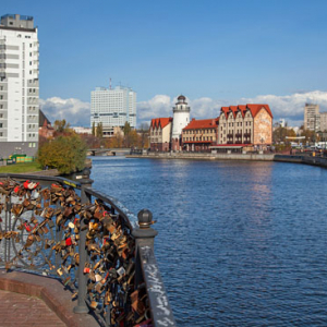 Kaliningrad, panorama przez Pregole na Katedre i nowe apartamentowce. EU, Rosja-Obwod Kaliningradzki.