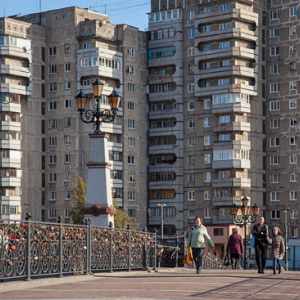 Kaliningrad, panorama z mostu na bloki miszkalne przy ulicy Oktiabrskiej. EU, Rosja-Obwod Kaliningradzki.