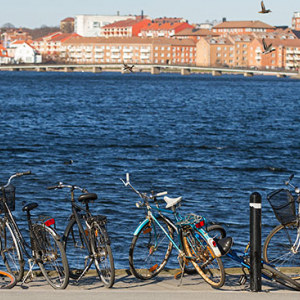 Karlskrona, parking rowerowy przy Bjorkholmen. EU, Szwecja.