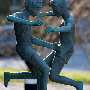 Karlskrona, pomnik dwoch chlopcow w okolicy Borgmastarekajen. EU, Szwecja.