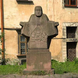 Lwów. Pomnik na dziedzińcu klasztoru Bernardynów.