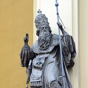 Lwów. Rzeźby św. Leona i Atanazego na fasadzie katedry św. Jura.