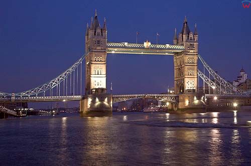 Londyn. Tower Bridge nocą.