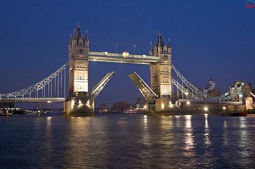 Londyn. Tower Bridge w trakcie otwierania przęseł