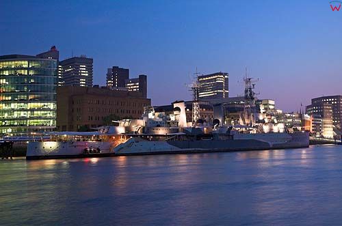 Londyn. HMS Belfast w nocnej luminacji