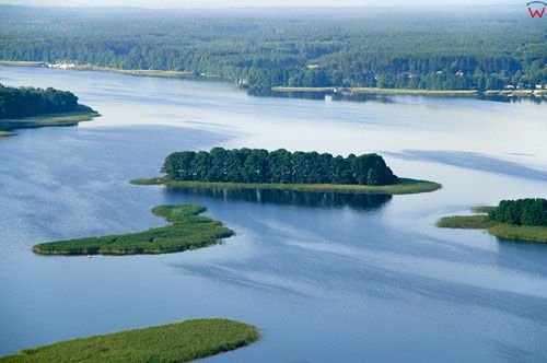 LOTNICZE. PL-Warm-Maz. jezioro Jeziorak, wyspy na wysokosci wsi Siemiany.