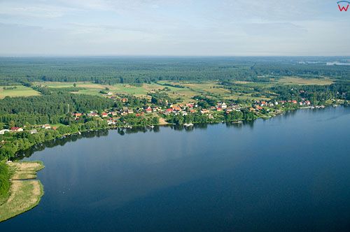 LOTNICZE. PL-Warm-Maz. jezioro Jeziorak, panorama na wies Siemiany.