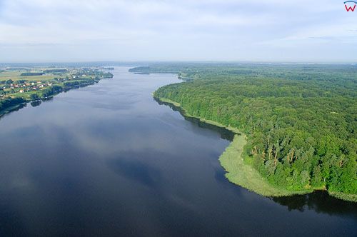 LOTNICZE. PL-Warm-Maz. jezioro Jeziorak, panorama na wies Szalkowo od str. N.