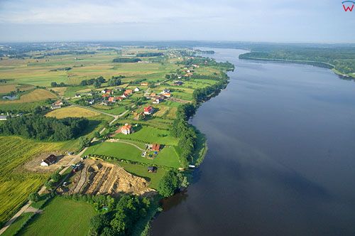 LOTNICZE. PL-Warm-Maz. jezioro Jeziorak, panorama na wies Szalkowo od str. N.