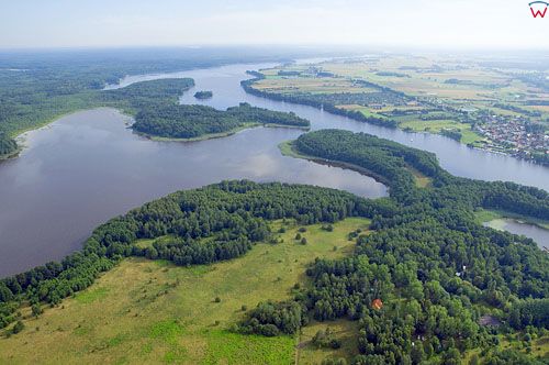 LOTNICZE. PL-Warm-Maz. jezioro Jeziorak i wyspa Wielka Zulawa.