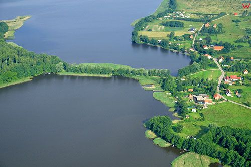 LOTNICZE. PL-Warm-Maz. jezioro Jeziorak, wies Wieprz z przesmykiem na wyspe Bukowiec.