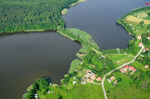 LOTNICZE. PL-Warm-Maz. jezioro Jeziorak, wies Wieprz z przesmykiem na wyspe Bukowiec.