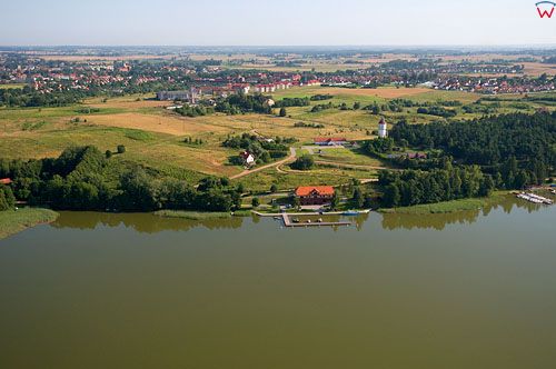 Lotnicze, PL, Warm-Maz. Jezioro Swiecajty na tle Wegorzewa.