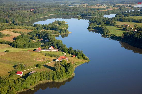 LOTNICZE, Pojezierze Mazurskie (Elckie). Jezioro Dworackie i wies Dworackie.
