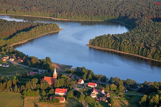 Lotnicze, warm-maz, Pojezierze Mazurskie (Elckie). Jezioro Lipinskie i miejscowosc Klusy.