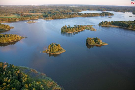 Lotnicze, warm-maz, Pojezierze Mazurskie (Elckie). Wyspy na jeziorze Druglin.