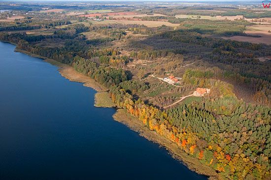Lotnicze, warm-maz. Wschodni brzeg jezora Dabrowa Wlk. z widoczna posiadloscia Prezydenta Aleksandra Kwasniewskiego.