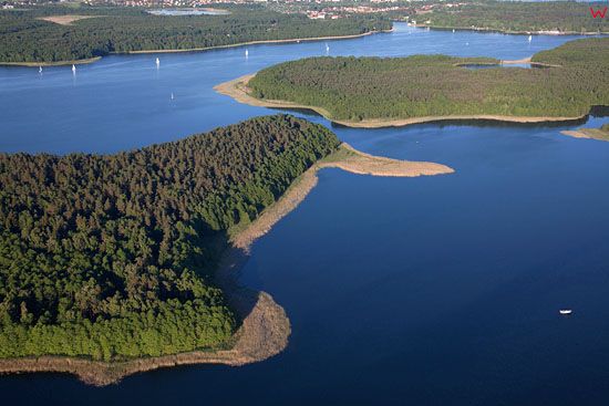 Lotnicze, EU, PL, Warm-Maz. Jezioro Kisajno. Wyspy Sosnowy Ostrow i Duzy Ostrow.