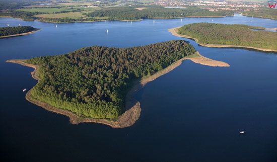 Lotnicze, EU, PL, Warm-Maz. Jezioro Kisajno. Wyspy Sosnowy Ostrow i Duzy Ostrow.