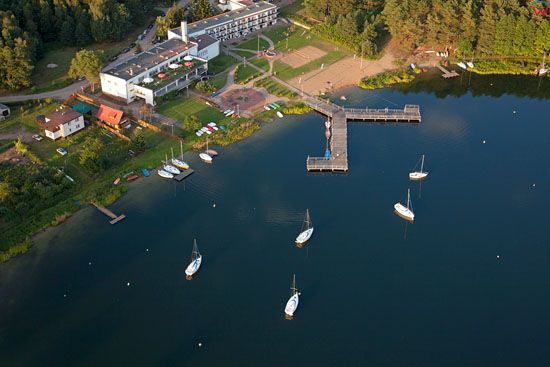 EU, PL, Pomorskie. Pojezierze Kaszubskie. Przystan w miejscowsci Golun.