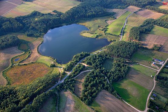 Lotnicze, EU, PL, Pomorskie. Kaszubski Park Krajobrazowy. Jezioro w okolicy wsi Zuromino.   