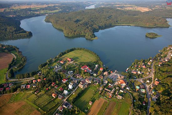 Lotnicze, EU, PL, Pomorskie. Kaszubski Park Krajobrazowy. Jezioro Ostrzyckie i miejscowosc Ostrzyce.   