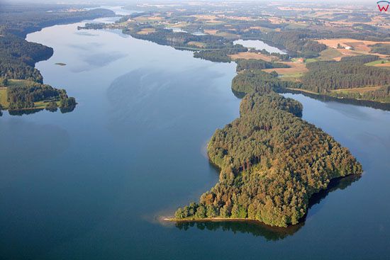 Lotnicze, EU, PL, Pomorskie. Kaszubski Park Krajobrazowy. Polwysep na jeziorze Radunskim Dolnym.   