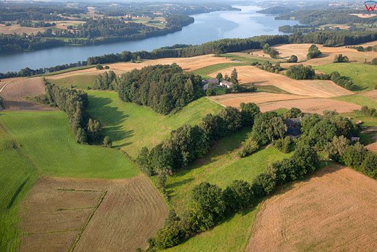 Lotnicze, EU, PL, Pomorskie. Kaszubski Park Krajobrazowy. Panorama na jezioro Radunskie Dolne od strony wsi Chmielonko.