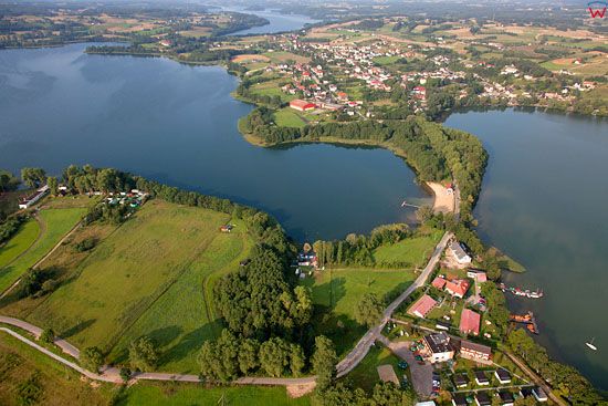 Lotnicze, EU, PL, Pomorskie. Kaszubski Park Krajobrazowy. Wies Chmielno na tle jeziora Klodno i Biale.   