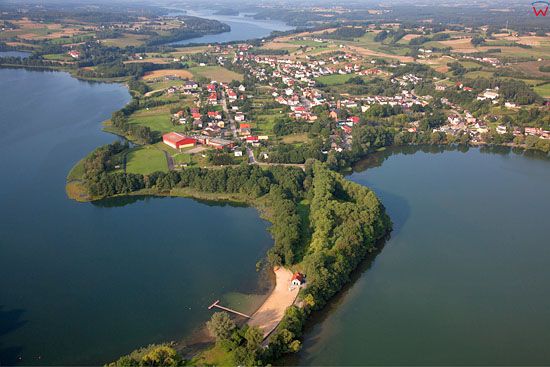 Lotnicze, EU, PL, Pomorskie. Kaszubski Park Krajobrazowy. Wies Chmielno na tle jeziora Klodno i Biale.   
