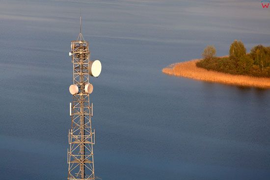 Nadajnik telekomunikacyjny na tle jeziora Lawki. EU, Pl, warm-maz, LOTNICZE.