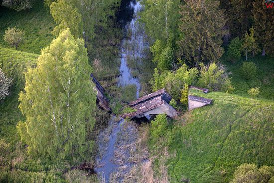 Kanal Mazurski. Wysadzony wiadukt nad kanalem w okolicy Bajory Male. EU, Pl, warm-maz, LOTNICZE.