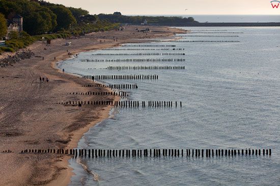 Ustka, linia brzegowa Morza Baltyckiego. EU, PL, Pomorskie, Lotnicze.