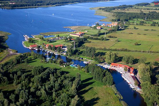 Jezioro Ros i rzeka Pisa. EU, Pl, warm-maz. Lotnicze.