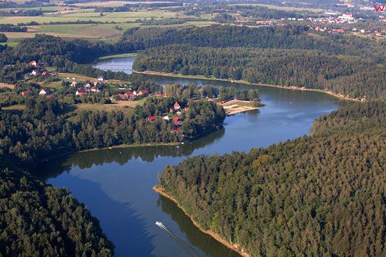 Jezioro Zlotnickie z widoczna miejscowoscia Karlowice. EU, Pl, Dolnoslaskie. Lotnicze.