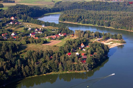 Jezioro Zlotnickie z widoczna miejscowoscia Karlowice. EU, Pl, Dolnoslaskie. Lotnicze.
