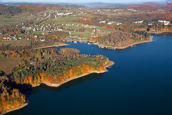 Jezioro Solinskie, panorama na Polanczyk. EU, Pl, podkarpackie. Lotnicze.
