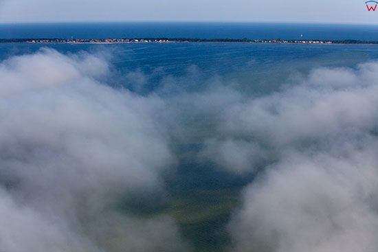 Zatoka Pucka. Pnorama na Polwysep Helski. Niska podstawa chmur. EU, Pl, Pomorskie. LOTNICZE.
