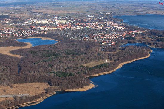 Panorama na Gizycko przez zamarzniete jezioro Kisajno. EU. PL, Warm-Maz. LOTNICZE.