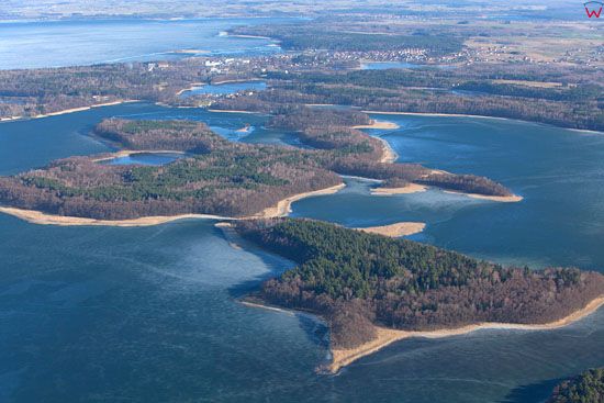 Zamarzniete jezioro Kisajno z wyspami: Kiermuza, Ostrow. EU. PL, Warm-Maz. LOTNICZE.