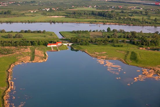 Jezioro Tarnobrzeskie polaczone kanalem z rzeka Wisla. EU, Pl, Podkarpackie. LOTNICZE.