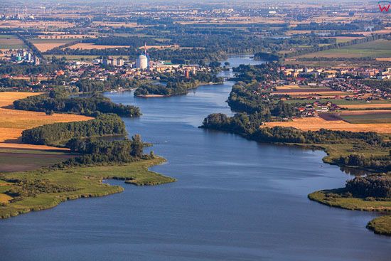 Jezioro Goplo. Panorama na Kruszwice od str. S EU, Pl, Kujawsko-Pomorskie. LOTNICZE.