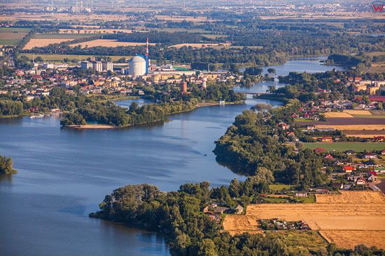 Jezioro Goplo. Panorama na Kruszwice od str. S EU, Pl, Kujawsko-Pomorskie. LOTNICZE.