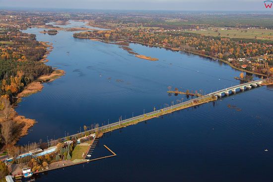 Rzeka Narew, most w Serocku bedacy jednoczesnie droga krajowa nr 62. EU, PL, Mazowieckie. LOTNICZE.