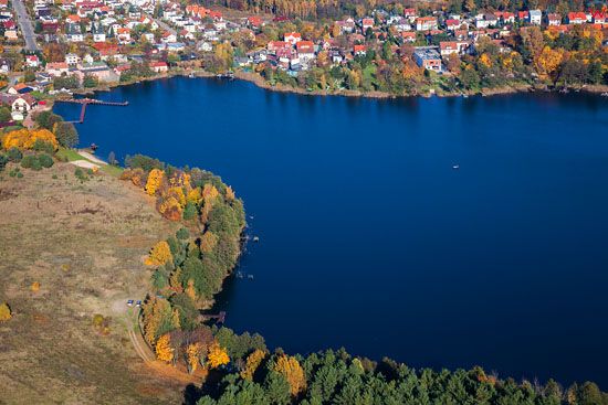 Jezior Krzywe (Ukiel) widoczne od strony S z nabrzezem Olsztyn-Gutkowo/Likusy. EU, PL, Warm-Maz. LOTNICZE.
